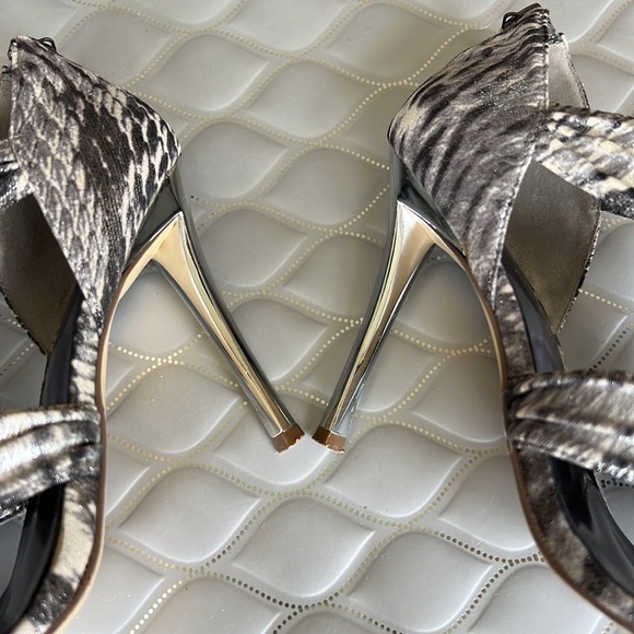 💕Guess Grey/Wht Faux Snakeskin Embossed Metallic Heels 7.5 EUC💕 - Picture 8 of 10